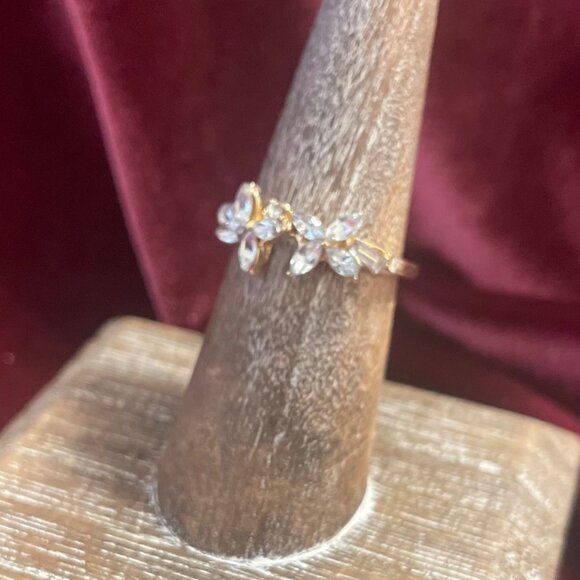 🌸✨ Dainty Floral CZ Ring –  size 6 - Picture 2 of 3